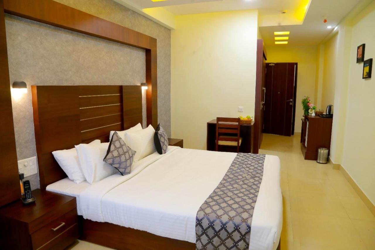 Club 99 Suites Kochi Exterior foto